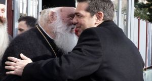 ieronumos tsipras sinantisi periousia