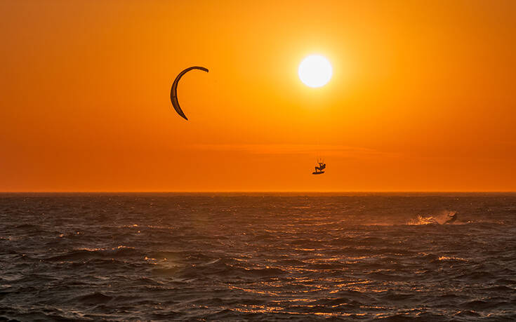 atuxima kite surfer