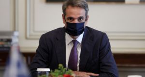 mitsotakis me maska