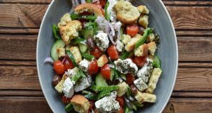 recipe main xwriatikh salata 768x500