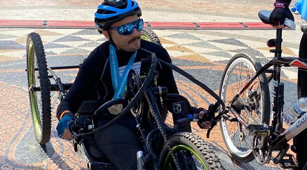 Αγρίνιο: Αποθεώθηκε ο αθλητής που τερμάτισε με το αμαξίδιό του στον Ημιμαραθώνιο «Μιχάλης Κούσης» (Photos)