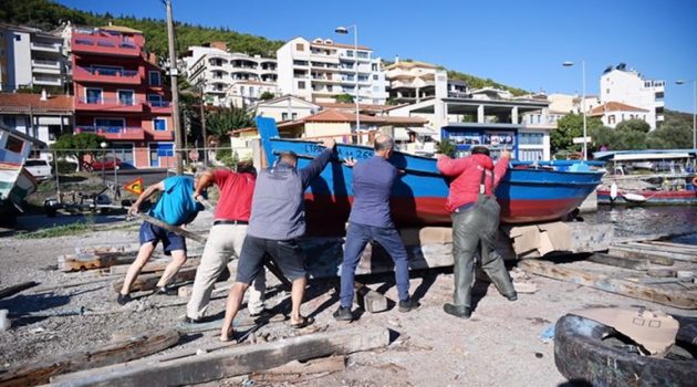 Η καθέλκυση ξύλινης βάρκας εντυπωσίασε επισκέπτρια στην Αμφιλοχία (Photos)