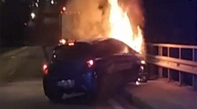 Αστυνομικοί απεγκλωβίζουν λιπόθυμο οδηγό από φλεγόμενο όχημα (Βίντεο σοκ)