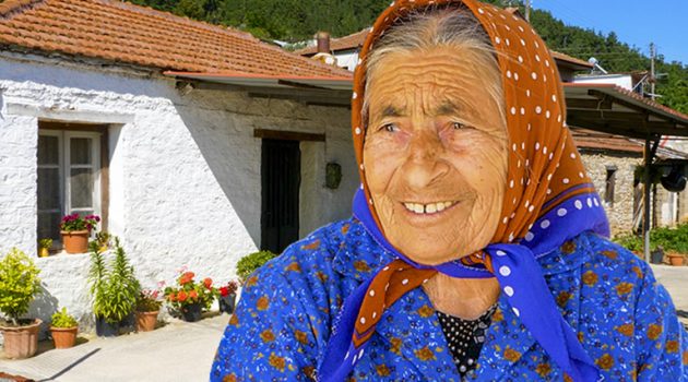 Η γιαγιά Μαρία θυμάται: Η σκληρή δουλειά, οι απώλειες και οι απλές χαρές της ζωής (Video)