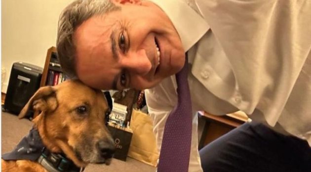 Εκλογές 2023: Παρέα με τον «πρωθυπουργικό» σκύλο Peanut, ο Κυριάκος Μητσοτάκης στο Μαξίμου