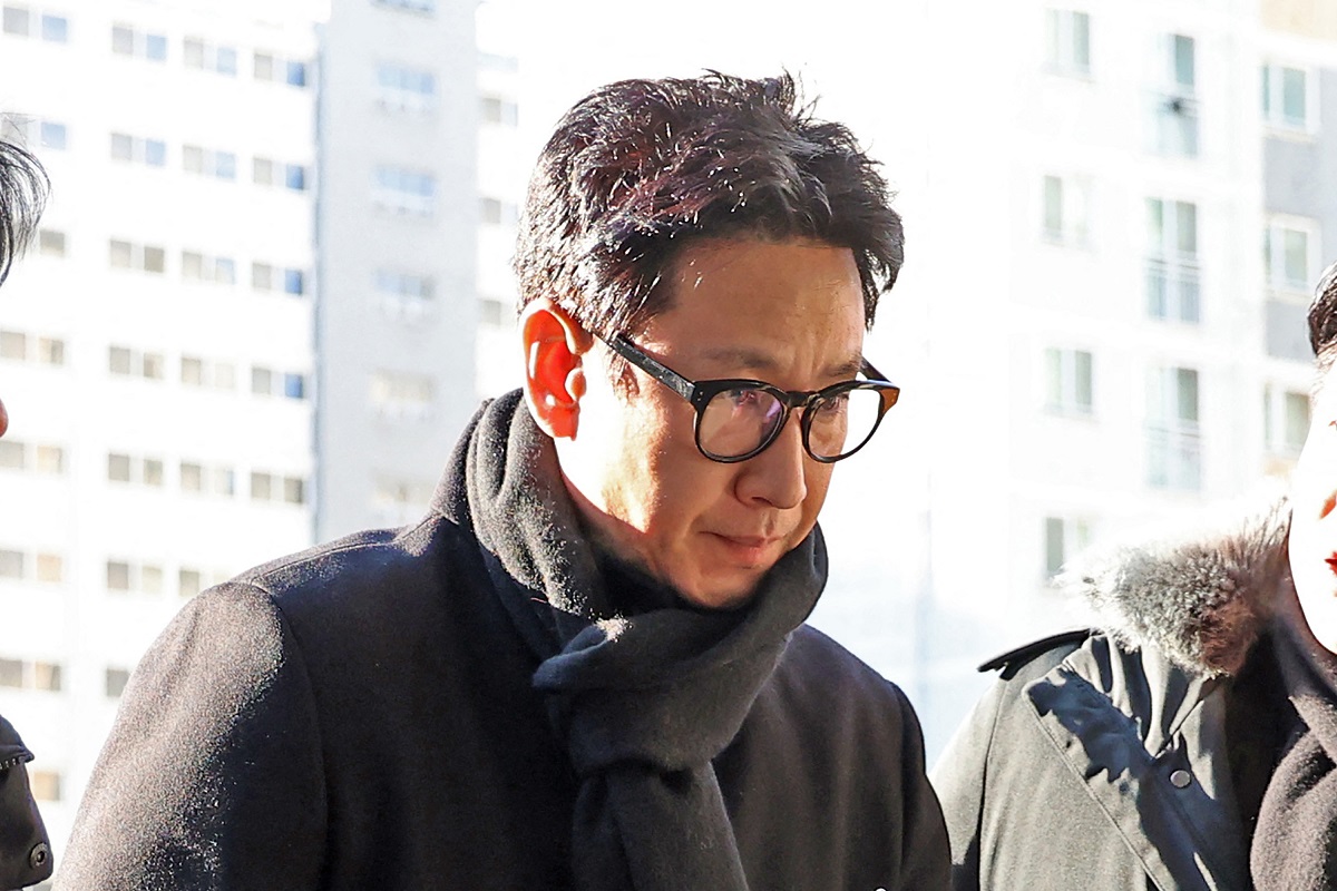 south korean actor lee sun kyun arriving at a police station