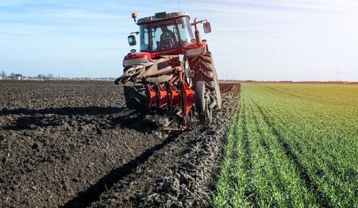 tractor agricultural machine cultivating field