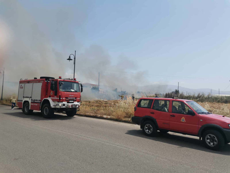 agrinio-megali-fotia-konta-sto-astynomiko-megaro-videos-photos