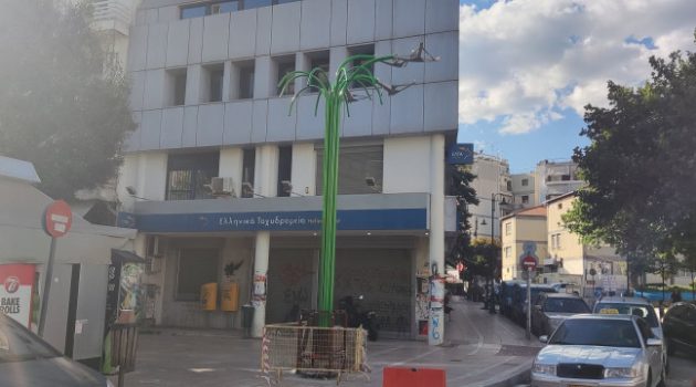 Αγρίνιο: Το… πράσινο ηλιακό δέντρο στην Πλατεία Στράτου! (Photos)
