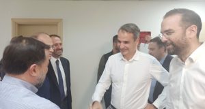 agrinio-o-kyriakos-mitsotakis-synantithike-me-ton-perifereiarchi-nektario-farmaki-photos