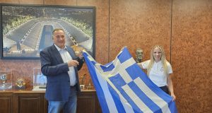Στην Αντιγόνη Ντρισμπιώτη η Ελληνική Σημαία από τον Πρόεδρο της…