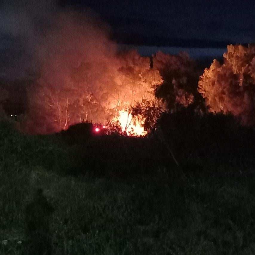 agrinio-nea-kinitopoiisi-tis-pyrosvestikis-gia-fotia-se-katavlismo-roma-videos-photos