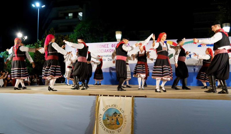 agrinio-21-avgoustou-i-elliniki-vradia-tou-diethnous-festival-paradosiakon-choron-photos