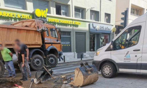 Από τις πολύ πρωινές ώρες της 11ης Σεπτεμβρίου 2024 συνεργείο της Δ.Ε.Υ.Α. στο Αγρίνιο βρέθηκε για εργασίες στη διασταύρωση Μακρή - Χαριλάου Τρικούπη για την αποκάτασταση της ζημιάς