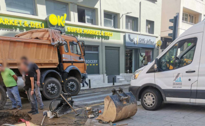 Από τις πολύ πρωινές ώρες της 11ης Σεπτεμβρίου 2024 συνεργείο της Δ.Ε.Υ.Α. στο Αγρίνιο βρέθηκε για εργασίες στη διασταύρωση Μακρή - Χαριλάου Τρικούπη για την αποκάτασταση της ζημιάς