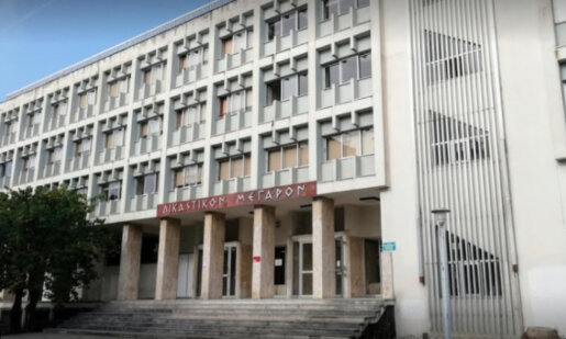 Αστυνομικοί της Υποδιεύθυνσης Ασφάλειας Αγρινίου συνέλαβαν μια γυναίκα που μπήκε στο Δικαστικό Μέγαρο έχοντας αρχαία στην τσάντα της