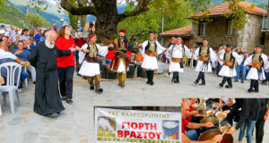 Το Νεοχώρι Ναυπακτίας «πλημμύρισε» από ζωή και κέφι το Σάββατο, καθώς η τοπική κοινωνία διοργάνωσε την καθιερωμένη γιορτή βραστού.