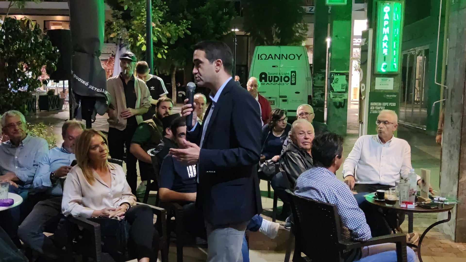 Με το μήνυμα «συζητάμε με τους πολίτες» πραγματοποίησε ομιλία στην Πλατεία Δημοκρατίας, στο Αγρίνιο ο Μιχάλης Κατρίνης, υποψήφιος για την Προεδρία του ΠΑ.ΣΟ.Κ.