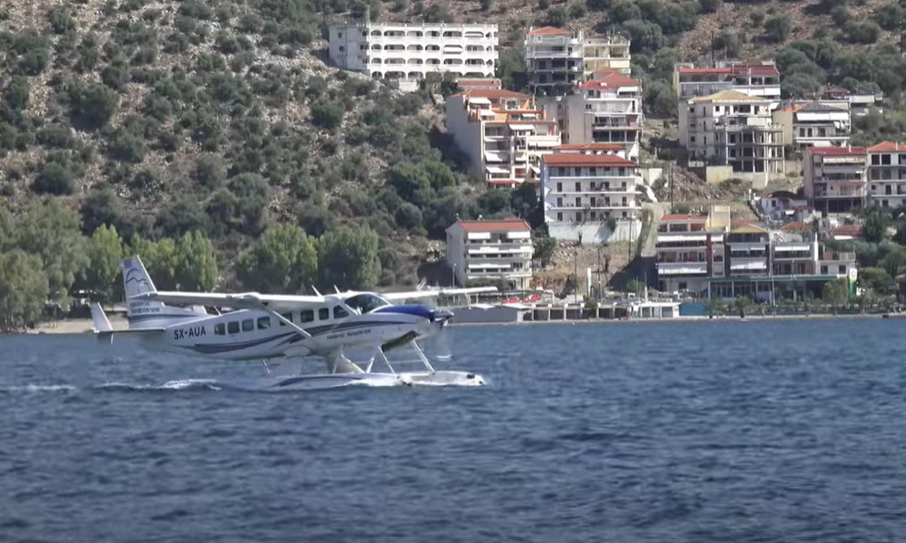 Υδροπλάνο έκανε την πρώτη του πτήση στην Αμφιλοχία, η οποία συνδέει τη Δυτική Στερεά, την Ήπειρο και τα Ιόνια Νησιά