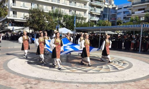 Μετά τη Δοξολογία στη Μητρόπολη, την Επιμνημόσυνη Δέηση και την Κατάθεση Στεφάνων στην Πλατεία Δημάδη ακολούθησε η Μαθητική Παρέλαση