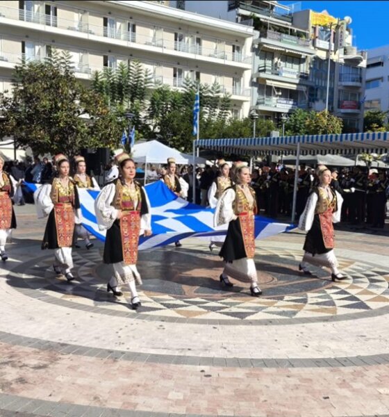 Μετά τη Δοξολογία στη Μητρόπολη, την Επιμνημόσυνη Δέηση και την Κατάθεση Στεφάνων στην Πλατεία Δημάδη ακολούθησε η Μαθητική Παρέλαση