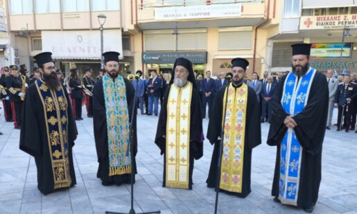 Αμέσως μετά τη Δοξολογία στη Μητρόπολη, τελέστηκε Επιμνημόσυνη Δέηση και Κατάθεση Στεφάνων στην Πλατεία Δημάδη, στο Αγρίνιο