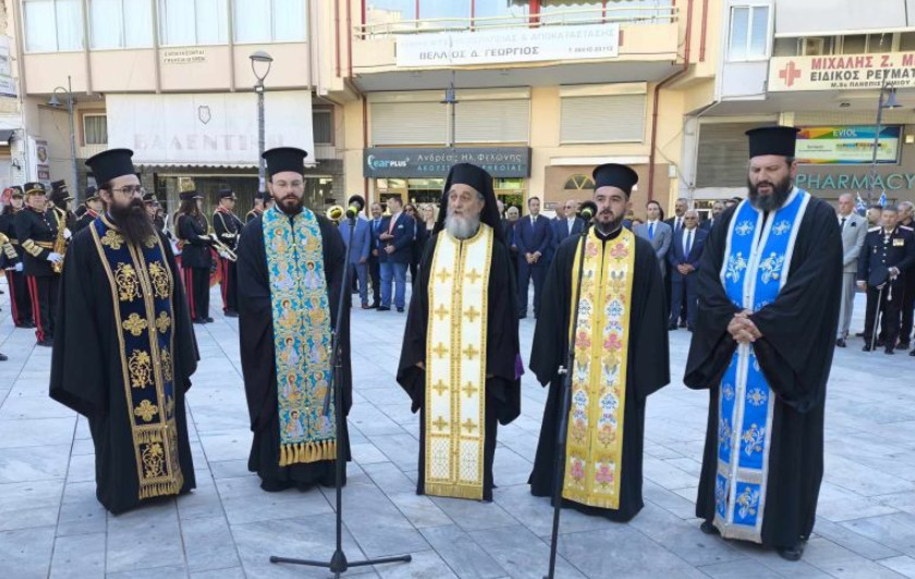 Αμέσως μετά τη Δοξολογία στη Μητρόπολη, τελέστηκε Επιμνημόσυνη Δέηση και Κατάθεση Στεφάνων στην Πλατεία Δημάδη, στο Αγρίνιο