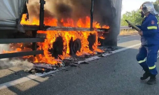 Φορτηγό με σερβικές πινακίδες που μετέφερε επεξεργασμένο καπνό πήρε φωτιά στην Ιόνια Οδό, στο 159,6ο χιλιόμετρο, στο ρεύμα προς Ιωάννινα