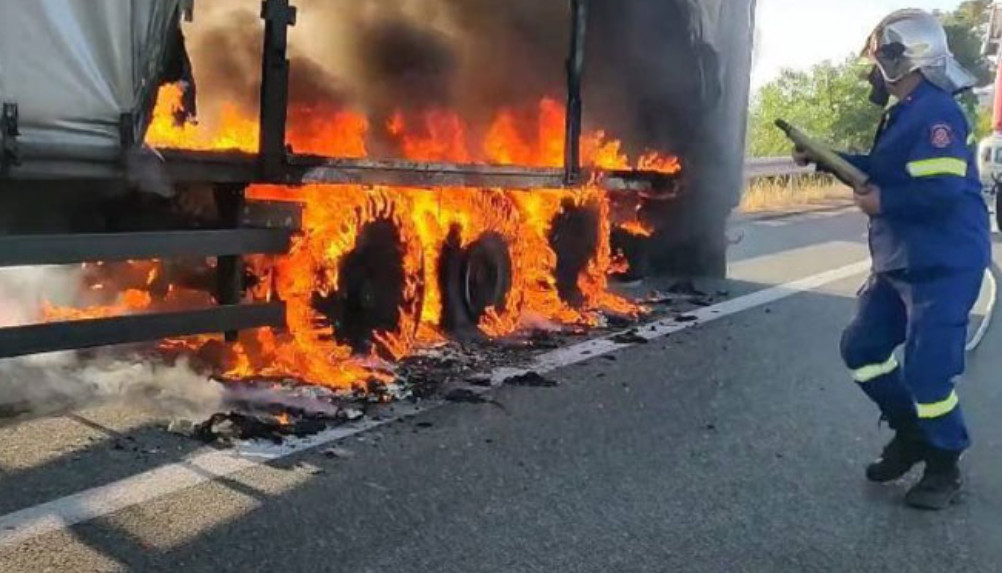 Φορτηγό με σερβικές πινακίδες που μετέφερε επεξεργασμένο καπνό πήρε φωτιά στην Ιόνια Οδό, στο 159,6ο χιλιόμετρο, στο ρεύμα προς Ιωάννινα