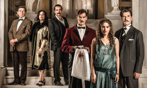 Απόψε στις 21:00 στο νέο επεισόδιο του «Grand Hotel» στον ΑΝΤ1, ο Πέτρος αναγκάζεται να είναι παρών στο ρομαντικό δείπνο Αλίκης - Ρήγα