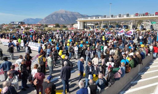 Τεράστια ήταν η συγκέντρωση στη Γέφυρα Ρίου - Αντιρρίου το πρωί της 3ης Νοεμβρίου ενάντια Υπεράκτιο Αιολικό Πάρκο