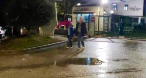 Στην Ασφάλεια Αγρινίου βρέθηκαν το απόγευμα της 12ης Νοεμβρίου οι γονείς του 30χρονου δράστη της γυναικοκτονίας 