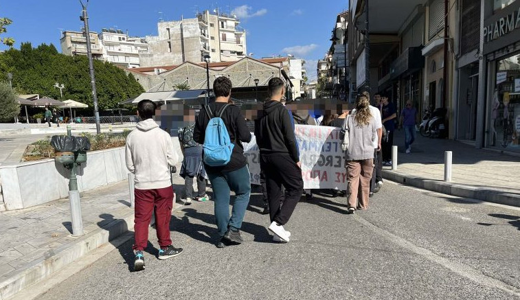 Με μικρή συμμετοχή πραγματοποιήθηκε στο Αγρίνιο το μεσημέρι της Δευτέρας (4/11) η κινητοποίηση των μαθητών στην Πλατεία Δημάδη