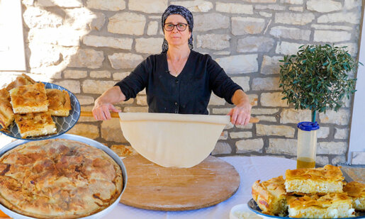 Στη Λεπενού οι υπεύθυνοι του Greek Village Life δοκίμασαν παραδοσιακή τραχανόπιτα στον ξυλόφουρνο από τα χεράκια της Μαρίας