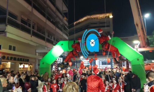 Με μεγάλη συμμετοχή μικρών και μεγάλων πραγματοποιήθηκε το 6ο Agrinio Santa Run το απόγευμα (29/12) στην Πλατεία Δημοκρατίας