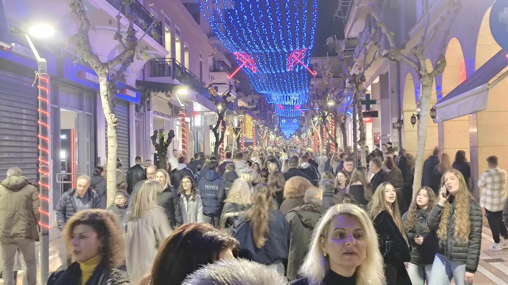 Το «Christmas Open Night» πραγματοποιήθηκε για πρώτη φορά στο Αγρίνιο, μικροί και μεγάλοι συμμετείχαν παρά τις... αντιδράσεις!