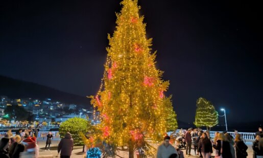 Φωταγωγήθηκε στην Αμφιλοχία την 13η Δεκεμβρίου το Χριστουγεννιάτικο Δέντρο με μουσική και χορούς από μικρούς και μεγάλους