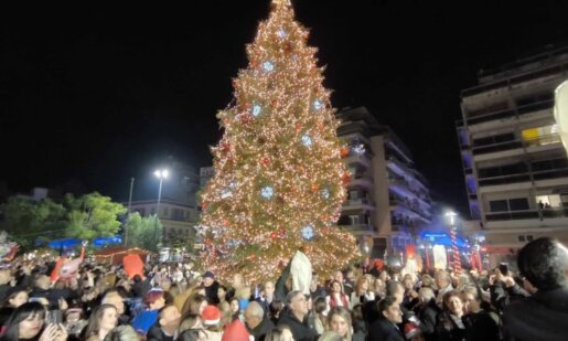 Φωταγωγήθηκε στις 19:00 της 7ης Δεκεμβρίου στο Αγρίνιο το Χριστουγεννιάτικο Δέντρο, δεκάδες πυροτεχνήματα και φαναράκια στον ουρανό!