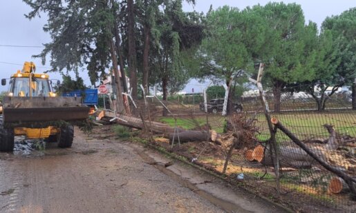 Οι εργασίες αποκατάστασης στο Δ.Α.Κ. Αγρινίου μετά τον ανεμοστρόβιλο συνεχίστηκαν από νωρίς το πρωί της Παραμονής Χριστουγέννων.