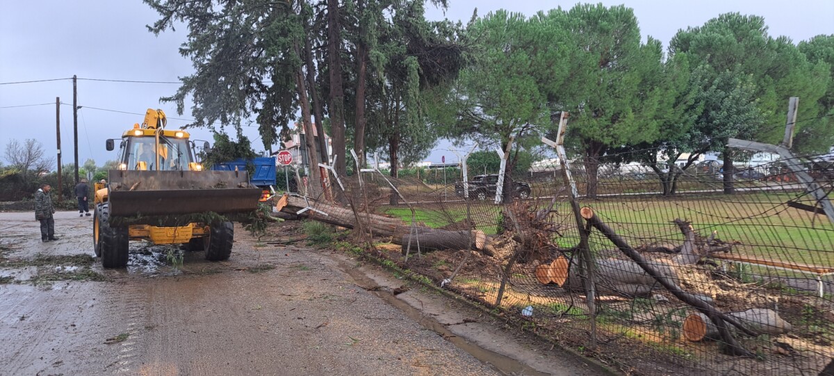 Οι εργασίες αποκατάστασης στο Δ.Α.Κ. Αγρινίου μετά τον ανεμοστρόβιλο συνεχίστηκαν από νωρίς το πρωί της Παραμονής Χριστουγέννων.