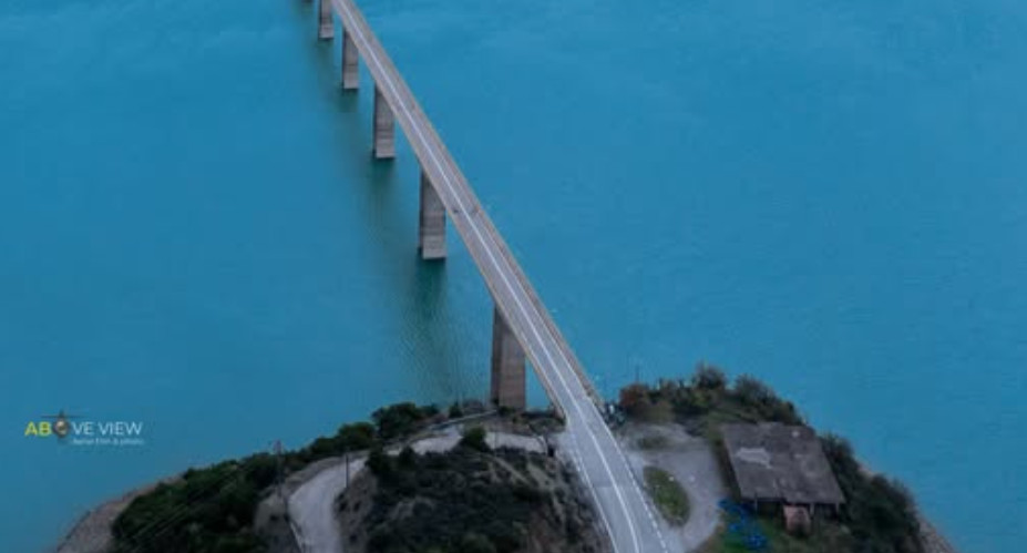 Η Γέφυρα Επισκοπής είναι η Γέφυρα που ενώνει την Αιτωλοακαρνανία με την Ευρυτανία και στο βάθος της είναι η ιστορική Βυζαντινή Εκκλησία