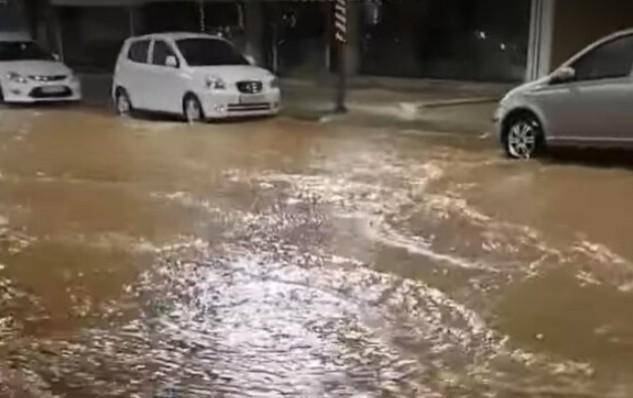 Το Αγρίνιο εκπέμπει SOS εξαιτίας της κακοκαιρίας που επικράτησε από το απόγευμα της 14ης Δεκεμβρίου και συνεχίστηκε και μετά τα μεσάνυχτα.