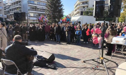 Κάλαντα και Τραγούδια στην Κεντρική Πλατεία, στο Αγρίνιο, από νέες και νέους των κατηχητικών από τον Άγιο Δημήτριο και τον Άγιο Νικόλαο