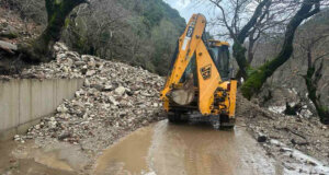 Σε κυκλοφορία ο δρόμος Καλλιθέα - Λαμπίρι μετά τη σφοδρή βροχόπτωση που έπληξε την ευρύτερη περιοχή τις προηγούμενες ώρες.