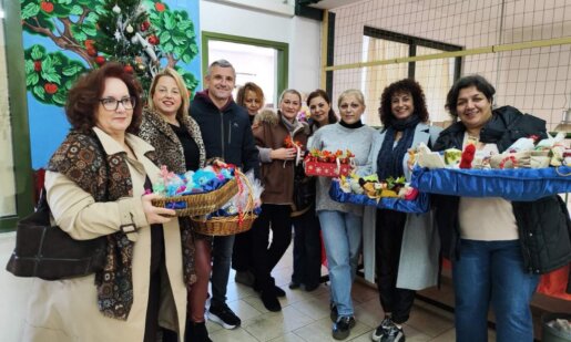 Δώρα με... αγάπη πρόσφεραν σε Ειδικά Σχολεία του Αγρινίου Μέλη του Τμήματος Παραδοσιακής και Λαϊκής Τέχνης του Δήμου Αγρινίου.