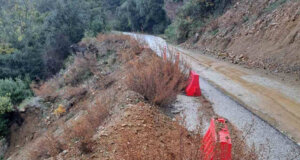 Μια νέα καθίζηση στην Καλαβρούζα έχει αναστατώσει τους κατοίκους του χωριού αλλά και τους διερχόμενους οδηγούς