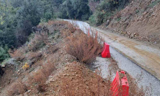 Μια νέα καθίζηση στην Καλαβρούζα έχει αναστατώσει τους κατοίκους του χωριού αλλά και τους διερχόμενους οδηγούς