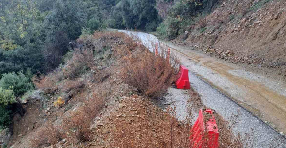 Μια νέα καθίζηση στην Καλαβρούζα έχει αναστατώσει τους κατοίκους του χωριού αλλά και τους διερχόμενους οδηγούς