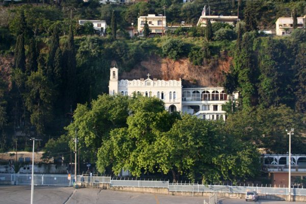 Στο Αίγιο δύο άνδρες κατηγορούνται για την κλοπή κοσμημάτων χρυσών αλυσίδων από το Ιερό Προσκύνημα της Παναγίας Τρυπητής