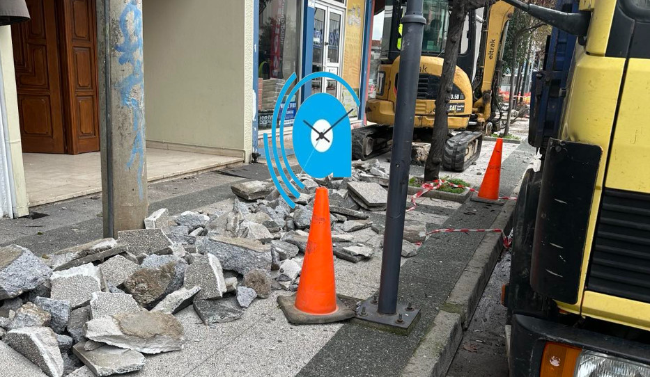 Το πεζοδρόμιο απέναντι από το Δικαστικό Μέγαρο Αγρινίου «ξηλώθηκε» για άλλη μία φορά, αυτή τη φορά για εργασίες από τον Δ.Ε.Δ.Δ.Η.Ε.